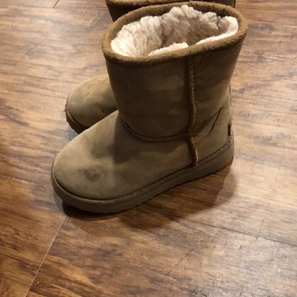 Toddler UGGS size 9 - Picture 2 of 9
